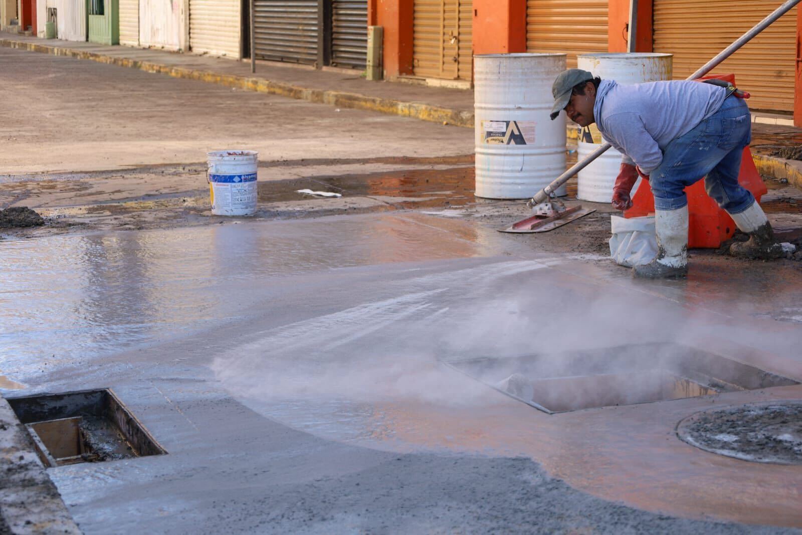 Las acciones incluyen demolición y sustitución de rejillas y canaletas de aguas pluviales, así como corte y reemplazo de concreto asfáltico perimetral