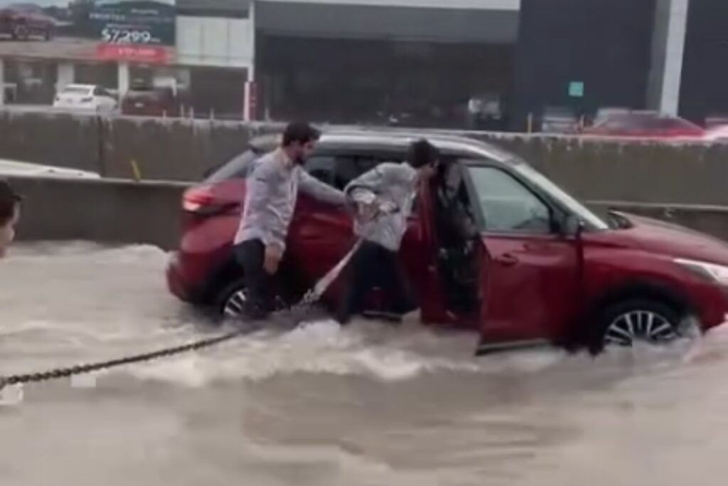 Lluvia en Monterrey deja atrapada a una mujer en su auto, pero hombres la salvan