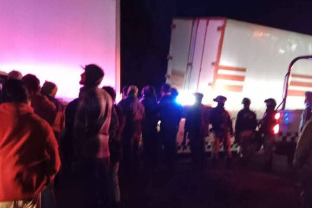 Tráiler iba en la México-Querétaro, pero se le partió la caja; hubo actos de rapiña