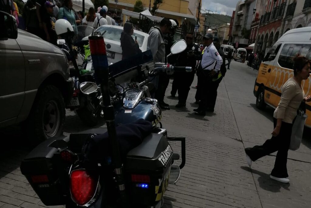 Comerciantes de Pachuca atrapan y golpean a presunto ladrón cerca de La Asunción