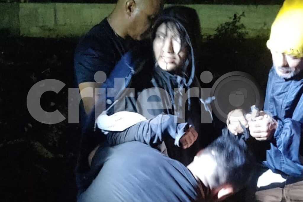 Mujer cayó al río Tula, pero trabajadores que estaban en la zona lograron rescatarla