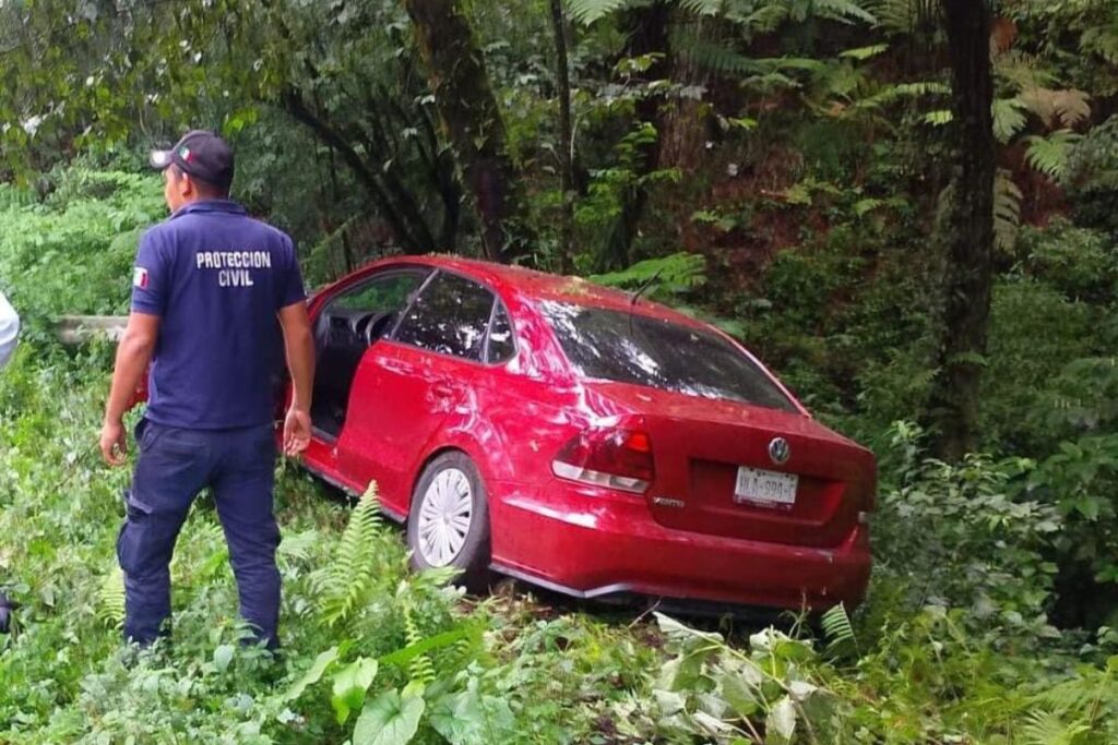 Accidente en la México-Tampico: Auto se salió de camino en el tramo de Tlanchinol