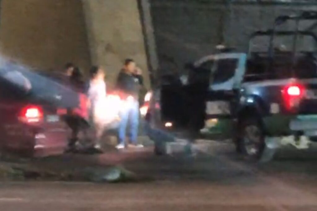 En Tulancingo, un auto intentaba hacer retorno cuando una patrulla lo embistió