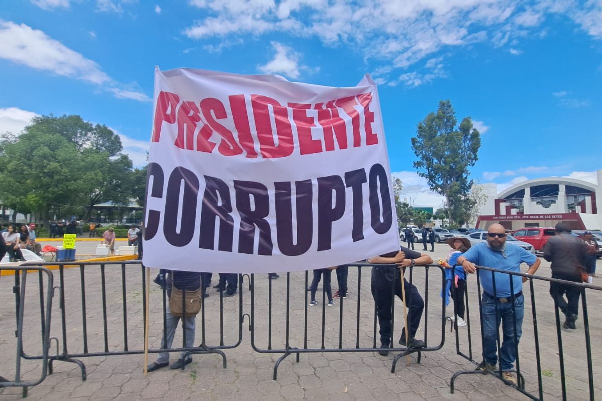Los pobladores portaron pancartas con mensajes para manifestar su inconformidad | Foto: Miguel Martínez