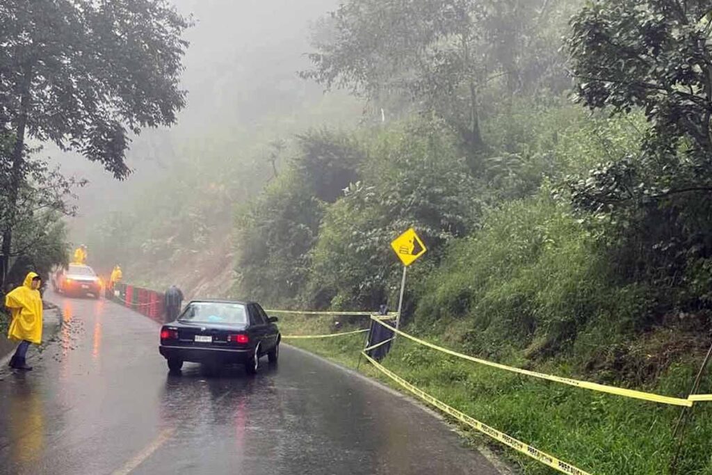 en Molango se emitió una alerta por el riesgo de caída de rocas en el tramo Molango-Xochicoatlán