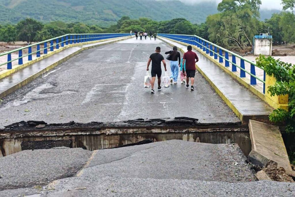 Calnali reporta el colapso total del puente de Papatlatla