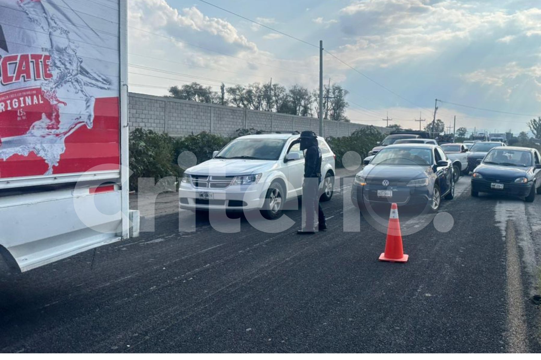 Elementos de seguridad acordonaron la carretera tras el accidente en Tula