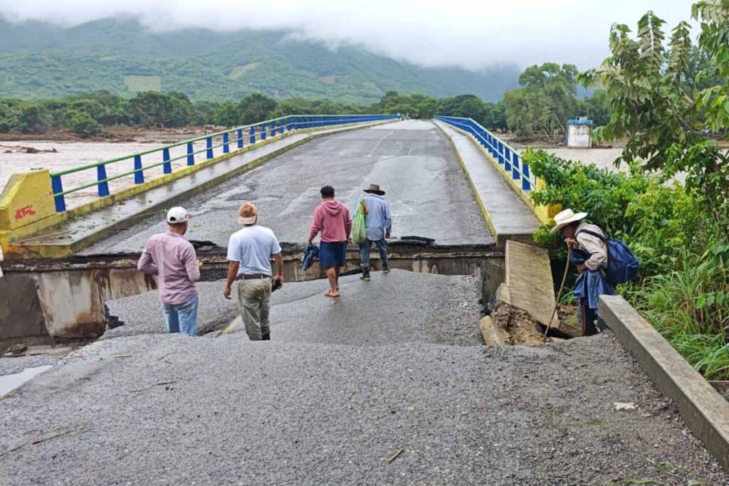 En Xochiatipan, se reportan deslizamientos de tierra y daños en dos estructuras clave: el puente Garcés y el Garcés auxiliar