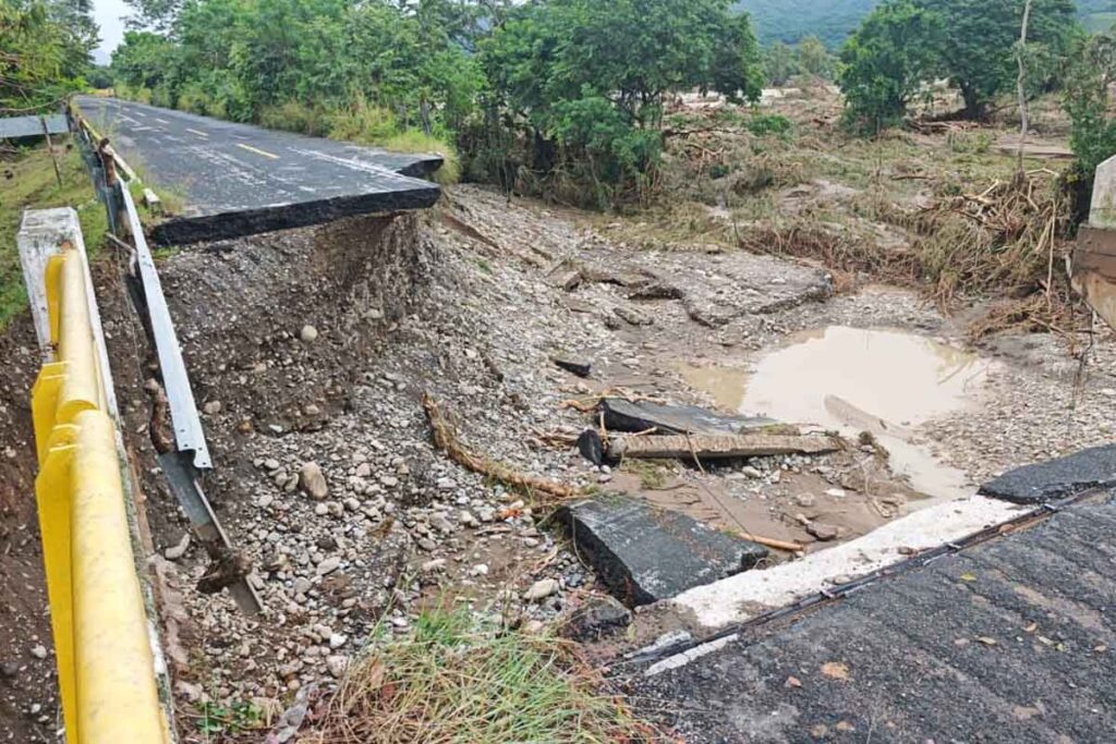  Calnali reporta el colapso total del puente de Papatlatla