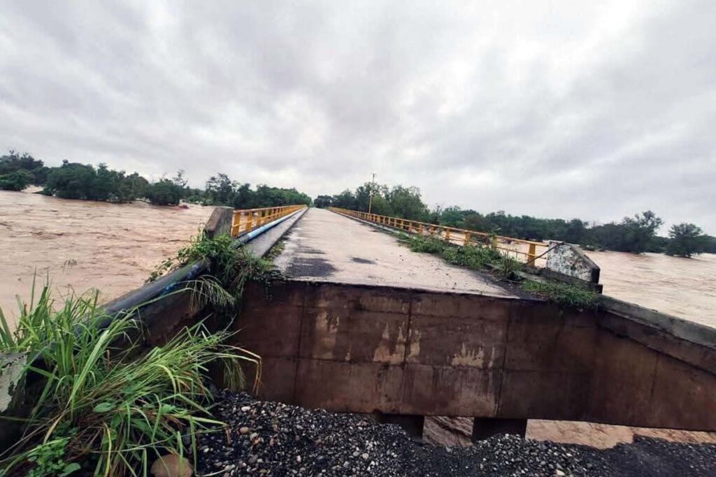En Atlapexco, el río alcanzó su máxima capacidad, mientras que el puente Los Hules quedó intransitable