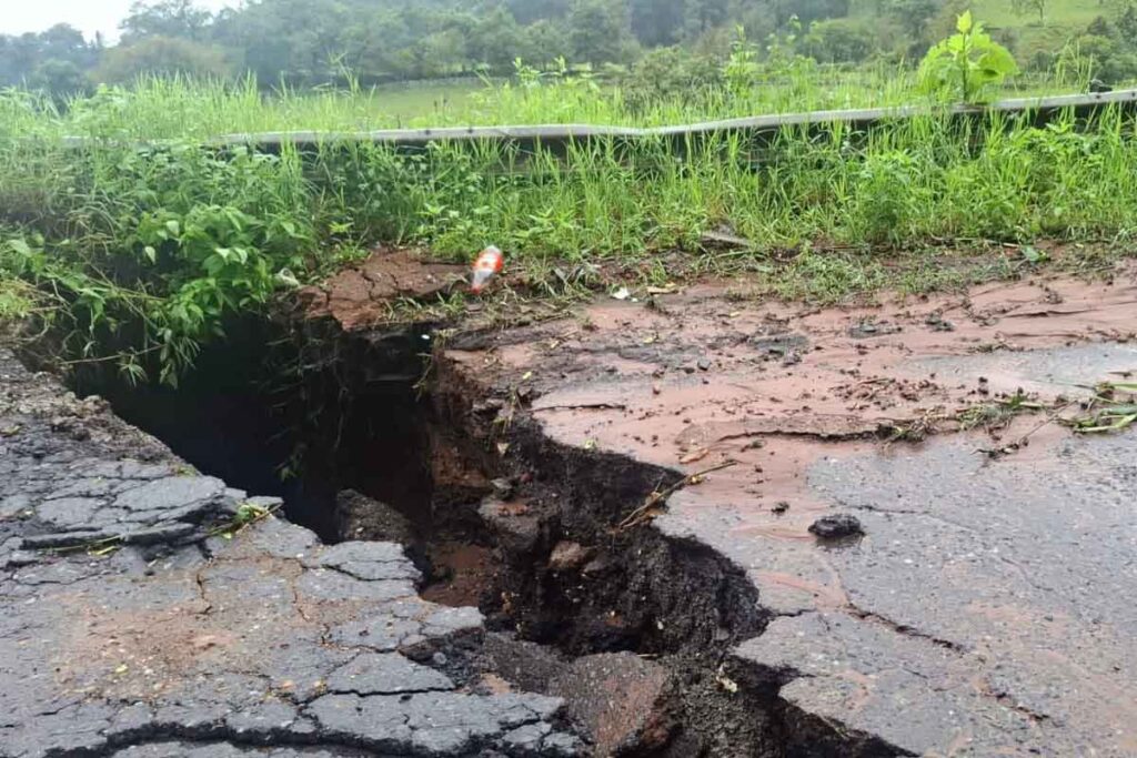 En Tlanchinol se registran agrietamientos sobre la carretera en Quetzalzongo