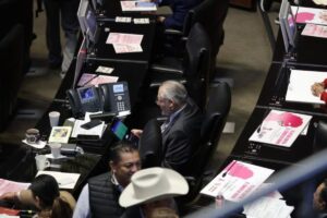 La escena ocurre en medio de cuestionamientos por presuntos nexos con el crimen organizado y depósitos millonarios en campaña