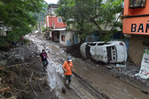 Pobladores se dieron a la tarea de limpiar las calles de HuehuetlaFoto: AFP