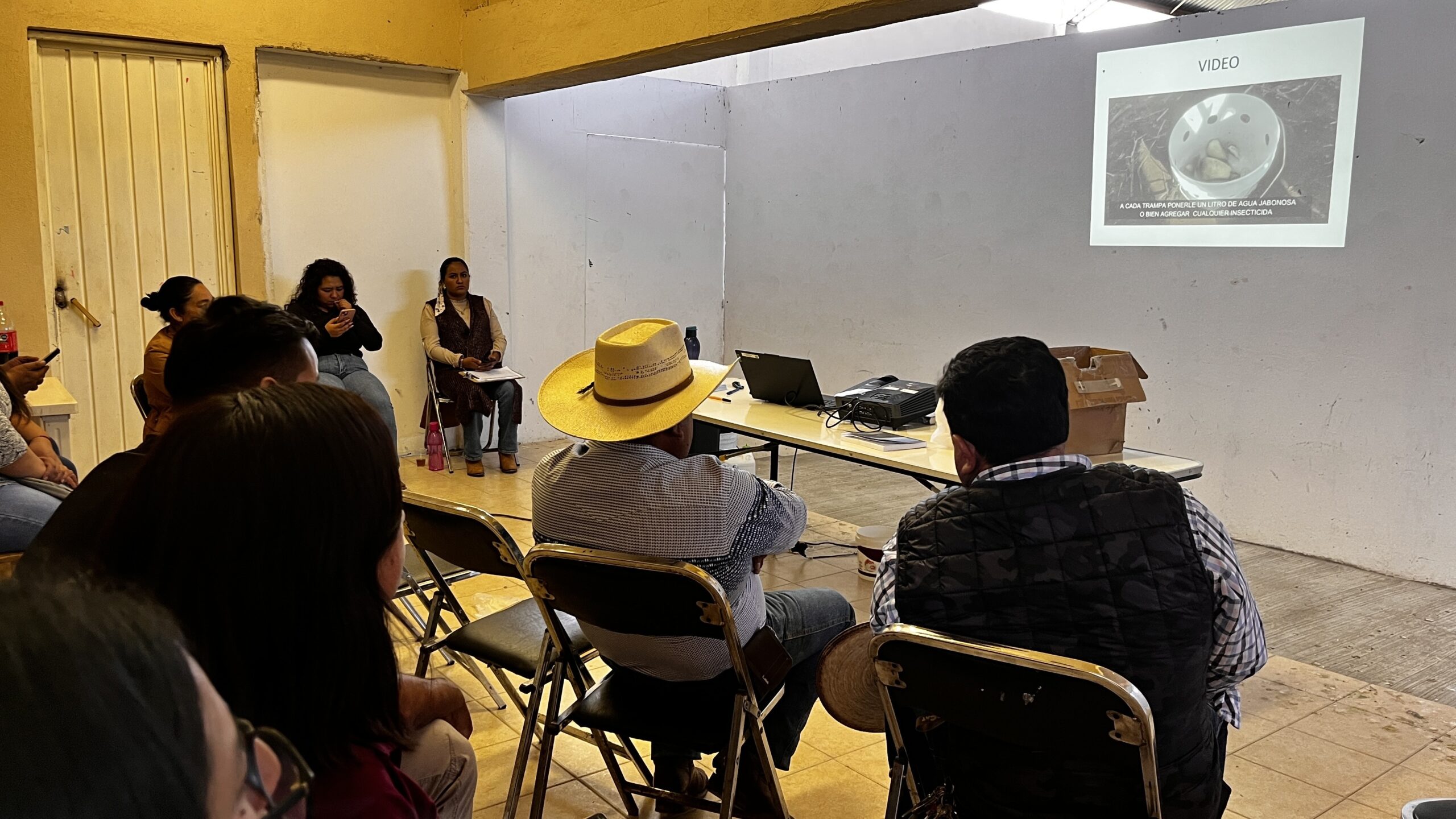 El investigador ofreció un taller a productores de maguey en Azoyatla