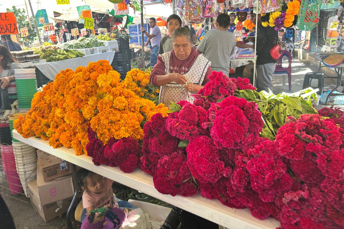 Los comerciantes ofertan productos de temporada | Foto: Carlos García