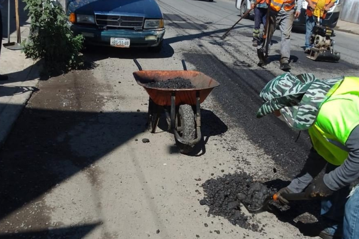 Personal de Tulancingo aplica mezcla asfáltica en zonas con mayor afectación.