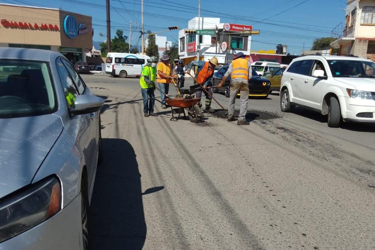 Cuadrillas municipales de Tulancingo continúan con labores de mantenimiento vial.