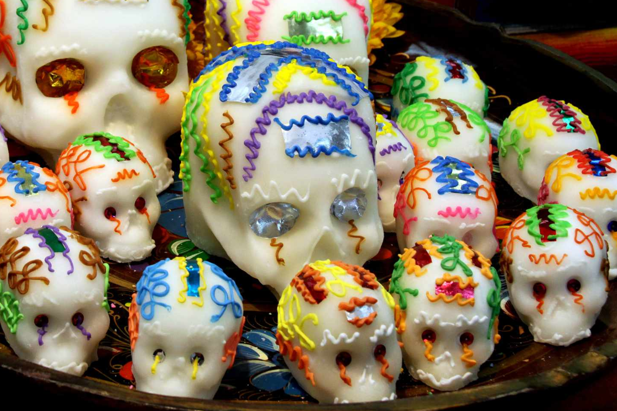 Cada calaverita del Día de Muertos es una representación simbólica de la vida y la muerte.