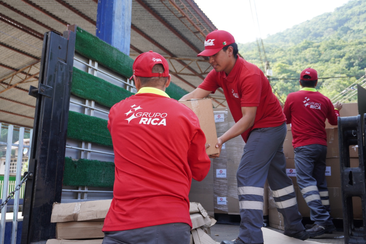 Coca-Cola distribuye agua potable y suministros en comunidades afectadas por la tormenta Raymond.