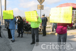 Habitantes de varias colonias bloquearon la vialidad en protesta por el deterioro del circuito, mientras el ayuntamiento reprochó la medida