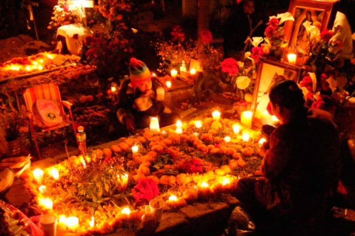 Los panteones se iluminan con velas y música en honor a los difuntos en el Xantolo