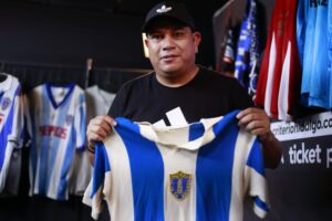 La devoción de Tomás por la historia tuza convierte cada jersey en un testimonio visual de gloria y pasión