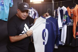 Tomás Ramírez ha reunido más de 600 camisetas originales de Pachuca en tres décadas de pasión y búsqueda