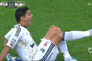 Óscar Ustari se dislocó la rótula en 2013 y estuvo meses fuera de las canchas.