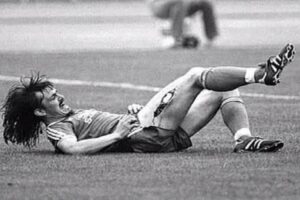 Ewald Lienen sufrió un corte de 25 cm en el muslo y regresó a las canchas semanas después.