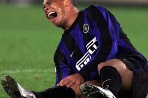 Ronaldo sufrió una ruptura total del tendón rotuliano en 2000, apenas seis minutos después de regresar a las canchas.