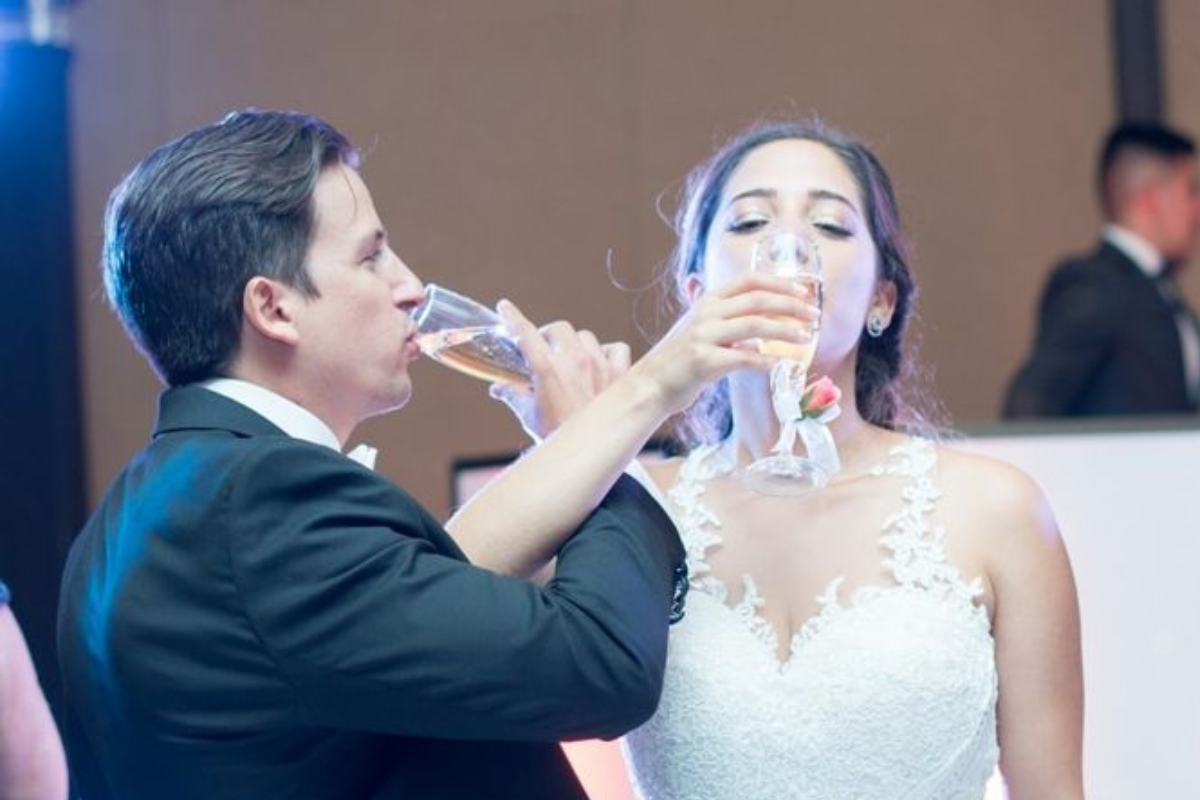 Tradición hidalguense: el famoso brindis conocido como “hacer un Hidalgo”.