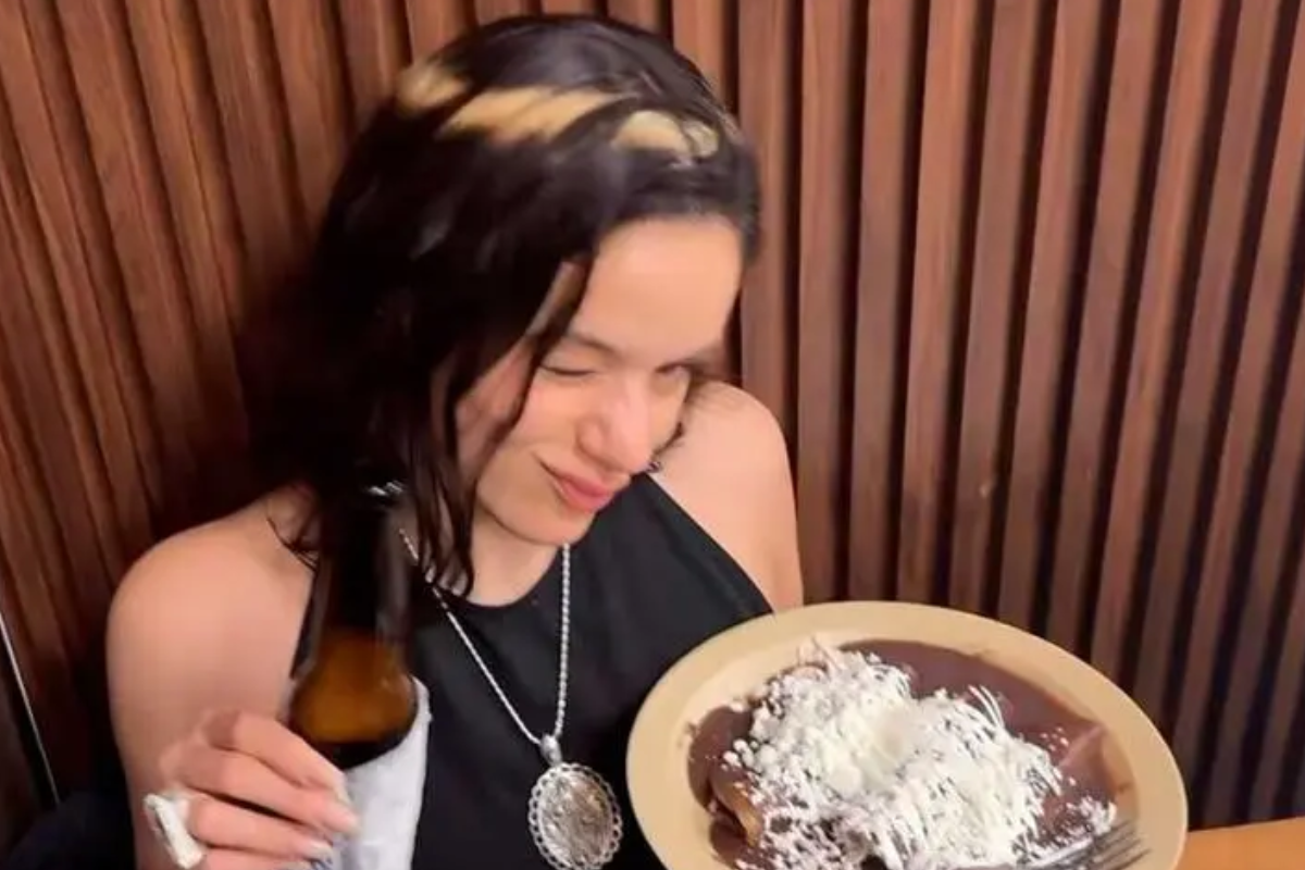 Fans captaron a Rosalía disfrutando enfrijoladas y flautas en la capital mexicana.