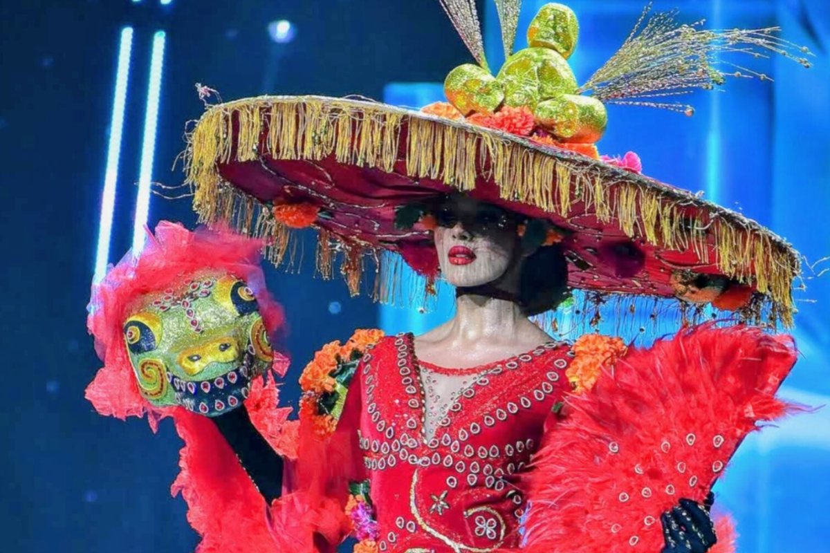 El vestuario de Montserrat Villalva combina elementos tradicionales mexicanos, como el sombrero de flores, rindiendo homenaje a su tierra natal, Hidalgo