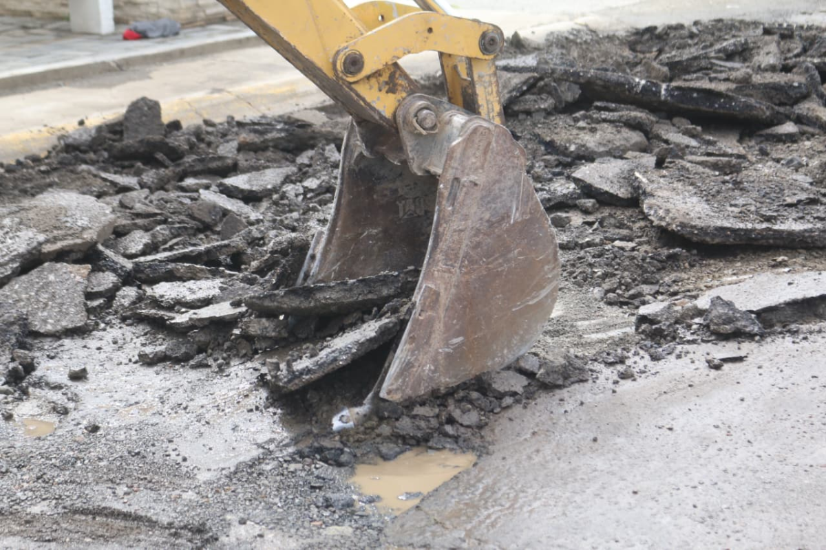 Operarios trabajan en la rehabilitación inicial de La Providencia–Chavarría.