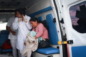 Helicóptero del Gobierno de Hidalgo trasladó a un bebé de 11 meses desde Tianguistengo a Pachuca, donde recibe atención médica tras una emergencia derivada de las intensas lluvias