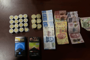 Las cajetillas de cigarros y el dinero asegurado fueron recuperados y forman parte de las evidencias que serán presentadas ante el Ministerio Público
