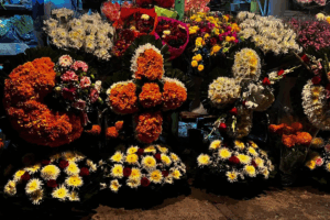Los puestos de flores en las inmediaciones del panteón municipal abren desde las 7:00 a.m. hasta después de las 10:00 p.m. durante la temporada