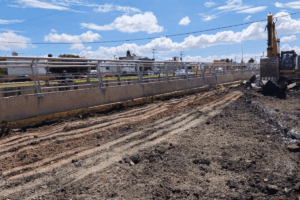 Las obras comprenden la rehabilitación de más de 31 mil metros cuadrados de pavimento hidráulico MR-45 en el tramo que conecta con el bulevar Ramón G. Bonfil.