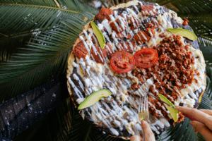 Las parrillas no descansan: cecina, tlayudas y guaraches mantienen viva la tradición de las fondas de Oaxaca en la entrada de Pachuca