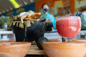 Los Cuates se ha convertido en una parada obligada para los viajeros que buscan sabores auténticos y un ambiente familiar con aroma a hogar