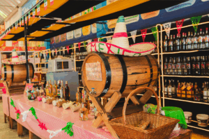 El mezcal es el acompañante estrella; servido con naranja y sal de gusano, completa la experiencia gastronómica al puro estilo de Oaxaca