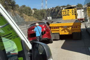 La camioneta Mazda fue proyectada contra el muro de contención tras ser impactada por un tráiler con plataforma
