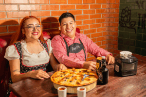 Abierta desde 2013, La Chopería ofrece un concepto que combina cocina a la parrilla, horno de piedra y entretenimiento, consolidándose como un referente gastronómico en Pachuca