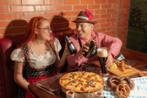 Su ambiente acogedor y festivo, junto a su cocina de carnes, mariscos y especialidades al horno, hacen de este lugar un clásico imperdible en la capital hidalguense