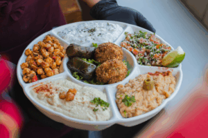 El restaurante se distingue por su preparación artesanal de kebabs, cordero y postres tradicionales con ingredientes frescos y especias turcas