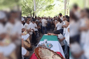 Huapangos, jarana y violín sonaron en la plaza principal de Pisaflores durante el homenaje al alcalde asesinado, recordando su legado musical y político