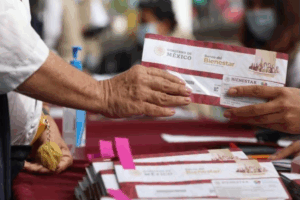 Mujeres de 50 años pueden acceder a programas del Bienestar que ofrecen apoyo económico bimestral, vivienda y beneficios sociales, según la convocatoria vigente en varias entidades del país