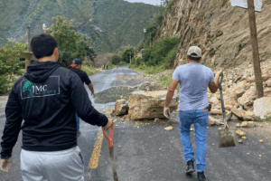 Personal de Protección Civil y Seguridad Pública trabaja en la limpieza de carreteras y despeje de vías afectadas