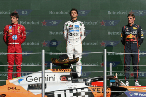 Charles Leclerc terminó en el segundo lugar y Max Verstappen completó el podio en una competencia marcada por el dominio absoluto del británico