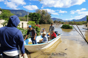 Con maquinaria pesada y apoyo aéreo, se logró acceder a zonas incomunicadas donde varias familias esperaban ser rescatadas desde hacía días